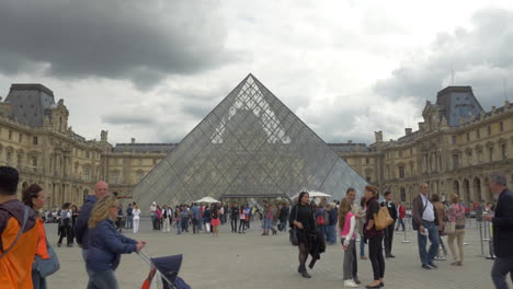 People-at-main-entrance-of-the-Louvre