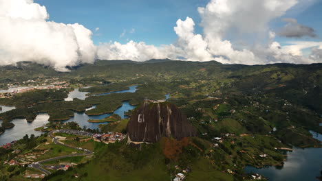 Drone-shot-overlooking-the-Rock-of-Guatape-in-sunny-Antioquia,-Colombia