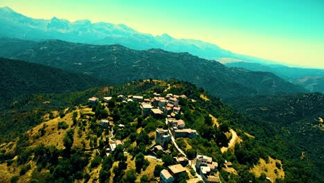 Ein-Berberdorf-Auf-Dem-Gipfel-Des-Berges-In-Tizi-Ouezou,-Algerien