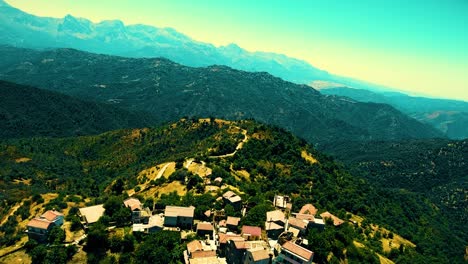 Ein-Berberdorf-Auf-Dem-Gipfel-Des-Berges-In-Tizi-Ouezou,-Algerien