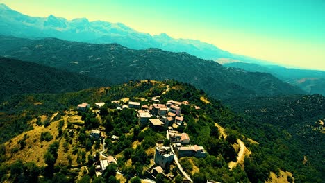 Un-Pueblo-Bereber-En-La-Cima-De-La-Montaña-En-Tizi-Ouezou-Argelia