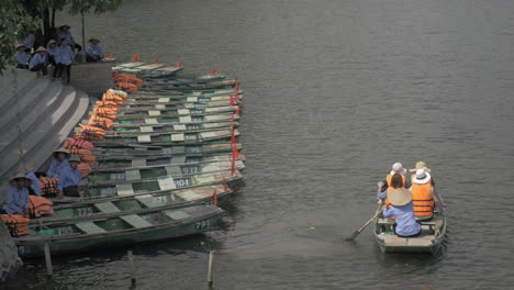 Boot-Mit-Touristen,-Die-Vom-Liegeplatz-Vietnam-Aus-Segeln