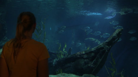 Junge-Frau-In-Bangkok,-Thailand,-Im-Ozeanarium-Von-Siam-Ocean-World,-Die-Fische-Beobachtet