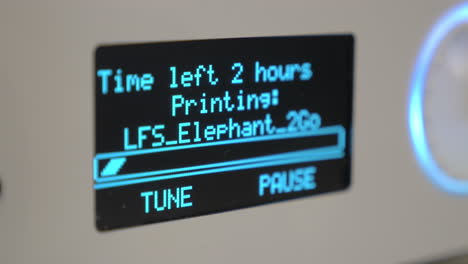 Elektronische-Anzeigetafel-Mit-Countdown-Bis-Zum-Ende-Der-Arbeit-Des-3D-Druckers