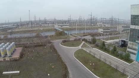 Blick-Auf-Das-Industriegebiet-Und-Das-Hochspannungskraftwerk