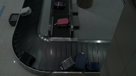 Baggage-arriving-to-conveyor-belt-in-the-airport