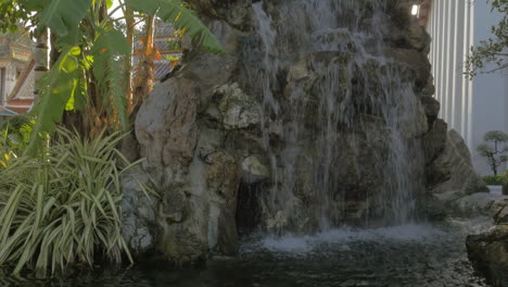 Dekorativer-Felsiger-Wasserfall-Im-Garten