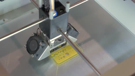 3D-printer-prints-a-school-ruler