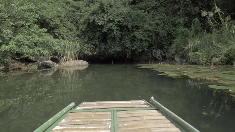 Boot-Segelt-Zur-Dunklen-Inselhöhle-Trang-In-Vietnam