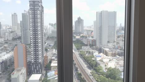 Frau-Im-Bad-Entspannt-Sich-Von-Der-Großen-Stadtfensteransicht-Nach-Bangkok,-Thailand