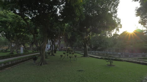 Garten-Im-Tempel-Der-Literatur-Hanoi-Vietnam