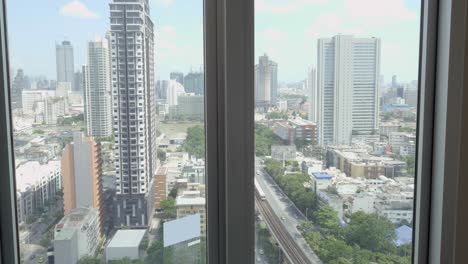 Frau,-Die-Ein-Bad-Nimmt-Und-Ein-Selfie-Mit-Handy-Blick-Auf-Bangkok-Im-Fenster-Macht