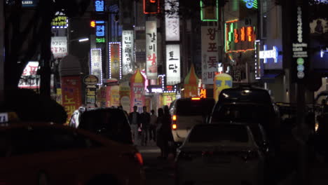 Calle-Con-Pancartas-Iluminadas,-Personas-Y-Automóviles-En-La-Noche,-Seúl,-Corea-Del-Sur.