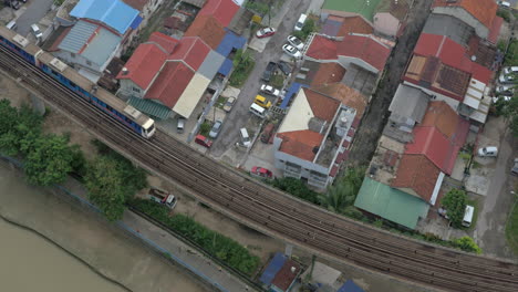 Blick-Aus-Der-Vogelperspektive-Auf-Das-Armenviertel-Und-Den-Zug-Auf-Den-Eisenbahnen-Von-Kuala-Lumpur,-Malaysia