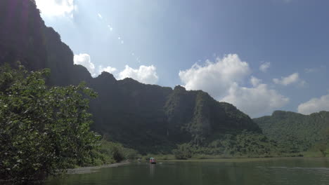 Paseo-En-Barco-Para-Ver-La-Naturaleza-única-De-La-Bahía-De-Ha-Long,-Vietnam.