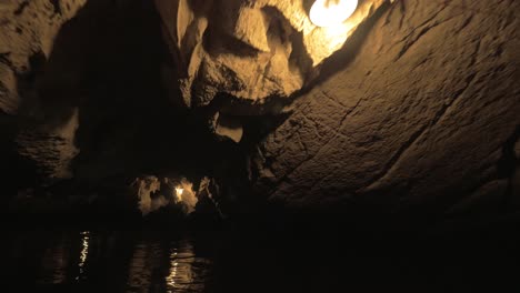 Navegando-Por-La-Cueva-En-La-Bahía-De-Ha-Long-Vietnam
