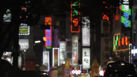 Pancartas-Publicitarias-Y-Tráfico-De-Automóviles-En-La-Noche-De-Seúl,-Corea-Del-Sur