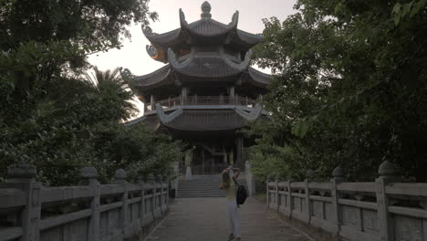Frau,-Die-Einen-Touristischen-Spaziergang-Im-Bai-Dinh-Tempelgebiet-In-Vietnam-Macht
