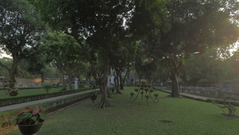 Jardín-En-El-Templo-De-Confucio-Hanoi-Vietnam