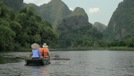 Boat-tour-along-the-river-in-Ha-Long-Bay-Vietnam