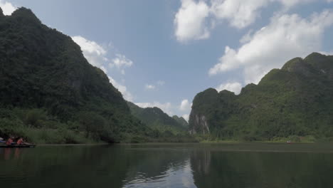 Touristen-Reisen-Mit-Booten,-Um-Die-Landschaften-Von-Trang-An-Vietnam-Zu-Sehen