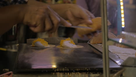 Straßenhändler-Kocht-Dessert-Kanom-Buang-In-Bangkok,-Thailand