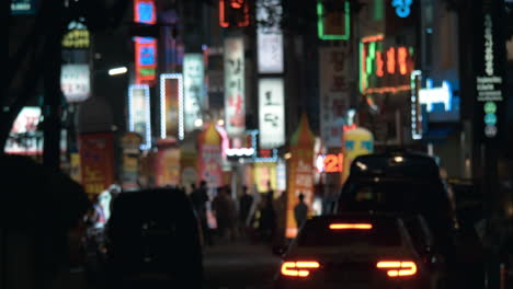 Calle-Nocturna-Con-Pancartas-Iluminadas-En-Seúl,-Corea-Del-Sur.