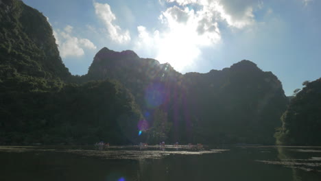Sonne-über-Den-Inseln-Und-Touristisches-Bootssegeln-In-Der-Halong-Bucht-Vietnam
