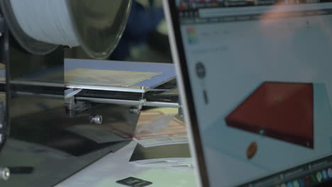 Funktionierender-3D-Drucker-Und-Laptop-Mit-Modell-Auf-Dem-Bildschirm