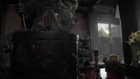 Quema-De-Incienso-Y-Estatua-De-Guerrero-En-El-Templo-Bai-Dinh-Vietnam