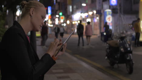 Frau-Arbeitet-Mit-Pad-In-Der-Nacht-Seoul-Straße-In-Südkorea