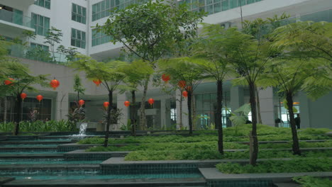 Blick-Auf-Den-Malerischen-Garten-Mit-Brunnen-Vor-Dem-Modernen-Gebäude-In-Kuala-Lumpur,-Malaysia