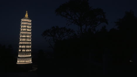 Beleuchteter-Turmtempel-Im-Bai-Dinh-Pagodenkomplex-Vietnam