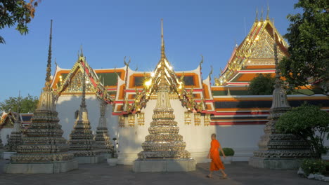 Monje-Budista-En-El-Templo-De-Mármol-Bangkok-Tailandia
