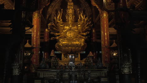 Buddhistische-Statue-Und-Altardekoration-Im-Bai-Dinh-Tempel-Vietnam