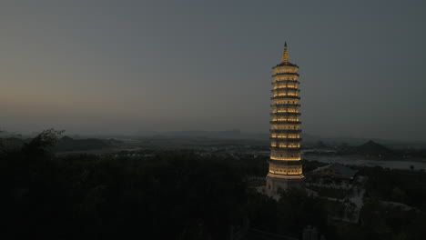 Bai-Dinh-Tempel-Mit-Beleuchtetem-Turm-Bei-Nacht-Vietnam