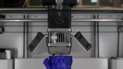 Erstellen-Eines-Objekts-Aus-Blauem-Kunststoff-Mit-Einem-3D-Drucker