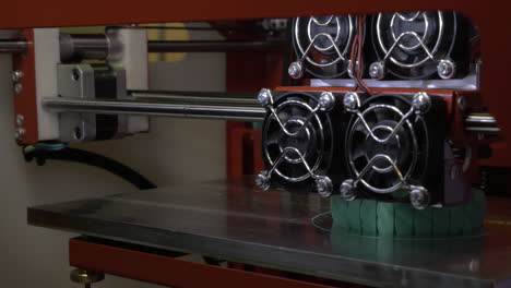 Impresora-3D-Trabajando-En-La-Impresión-De-Pulseras-Para-Mujer.