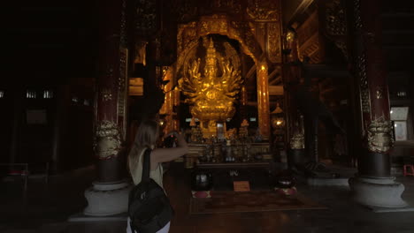 Frau-Fotografiert-Statue-Im-Buddhistischen-Tempel-Bai-Dinh-In-Vietnam