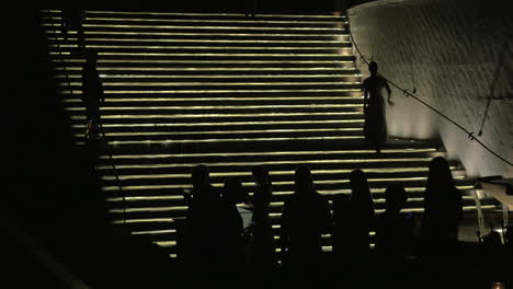 Trinkende-Silhouetten-Von-Menschen-Vor-Beleuchtung-Im-Treppenhaus-Bangkok,-Thailand