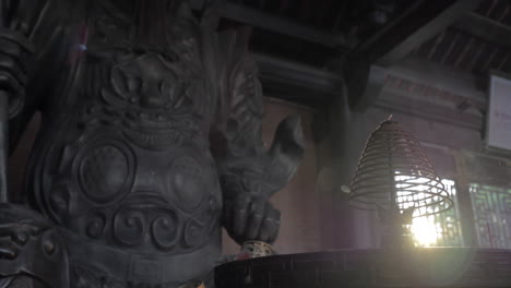 Estatua-De-Guerrero-E-Incienso-En-El-Templo-Bai-Dinh-Vietnam