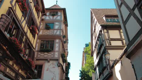 Mittelalterliche-Traditionelle-Fachwerkhäuser-In-Der-Café-Straße-La-Petite-France-In-Straßburg