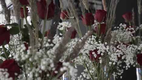 Nahaufnahme-Der-Handverstellten-Roten-Rose,-Weizen,-Gipsblumen-Hochzeitsdekoration