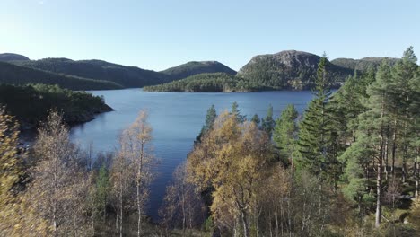 Idyllische-Landschaft-Aus-See,-Wald-Und-Bergen-In-Hildremsvatnet,-Norwegen---Luftaufnahme-Einer-Drohne