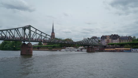 Puente-Peatonal-De-Hierro-En-El-Centro-De-La-Ciudad-De-Frankfurt.