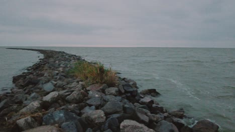 Panoramaaufnahme-Von-Krippen-Mitten-Im-See-Bei-Rauem-Wasser-Und-Wind