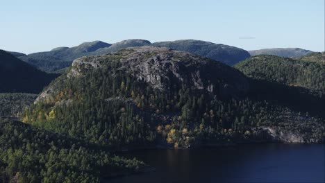 Grüne-Berge-Und-Fjord-In-Hildremsvatnet,-Norwegen---Luftaufnahme