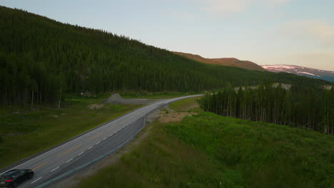 Carretera-Asfaltada-Con-Tráfico-En-La-Ruta-E6-Pasando-Por-Frondosos-Bosques-En-Noruega,-Europa