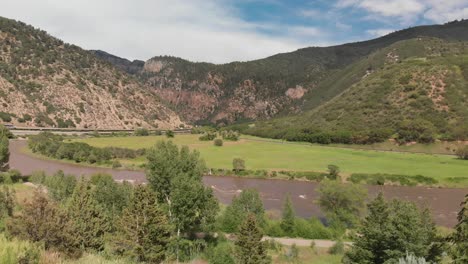 Aufschlussreiches-Tal-Des-Colorado-River-Mit-Schluchten-Im-Hintergrund,-Moab