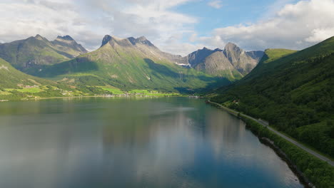 Fiordo-Innfjorden,-Pueblo-Costero-Con-Cresta-Montañosa-En-Romsdalen,-Noruega